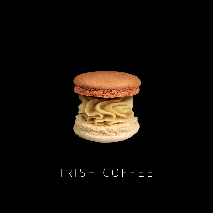 Macaron cocktail Irish coffee avec une ganache pochée façon dentelle et coques dépareillées marron et blanche