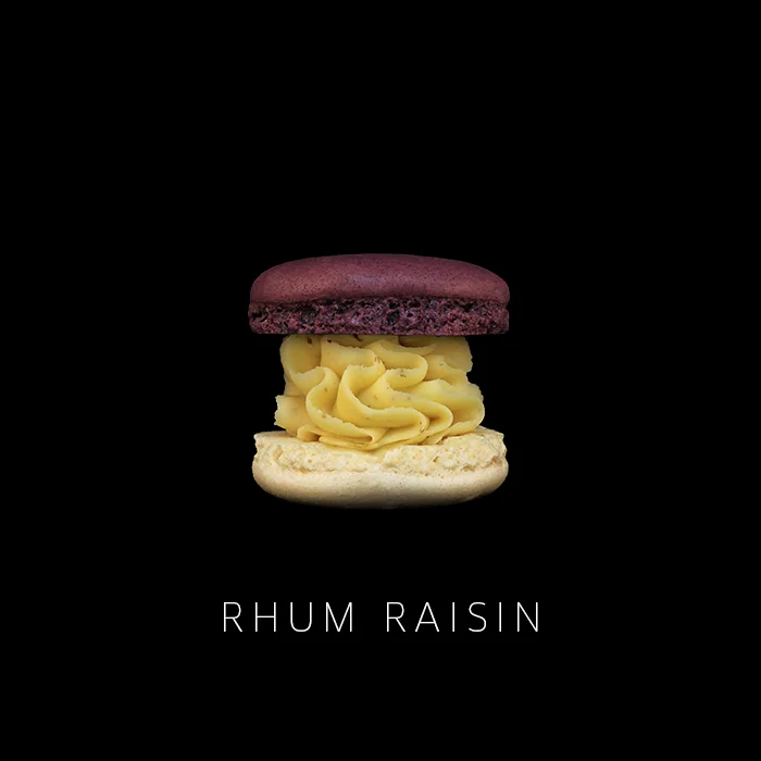 Macaron cocktail Rhum raisin avec une ganache pochée façon dentelle coques dépareillées blanche et pourpre