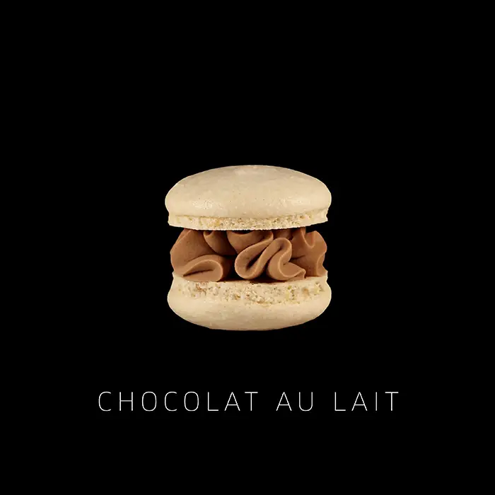 Macaron chocolat au lait avec une ganache pochée façon dentelle